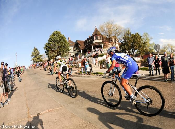Katerina Nash (Luna Pro Team) keeping close watch on Lesley Peterson (Scott)