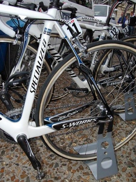 The radical curves on the seat stays aren't just for show; Specialized say they also help with the ride.