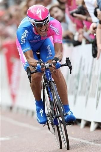 Daniele Bennati (Lampre-Fondital) powered away to give himself taking the Maillot Jaune in the coming sprint stages.