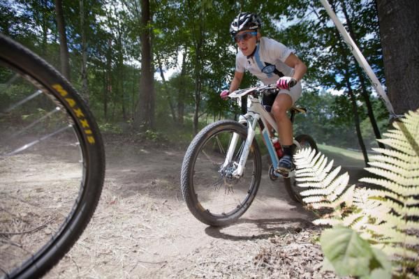 Chloe Woodruff (Crankbrothers Race Team) holds on to the lead group