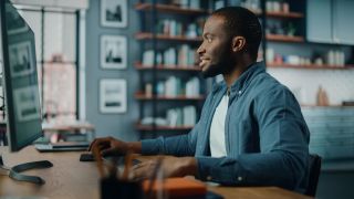 Homme utilisant un ordinateur de bureau