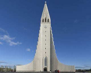 The stark lines of the Lutheran church stand in stark contrast to colourful, low-rise Reykjavík