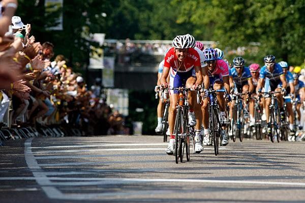 Michael Boogerd (Rabobank) trying to get teammate Oscar Freire to the front.
