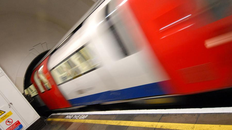 O2 customers can join the London Underground free Wi-Fi conga... NOW!