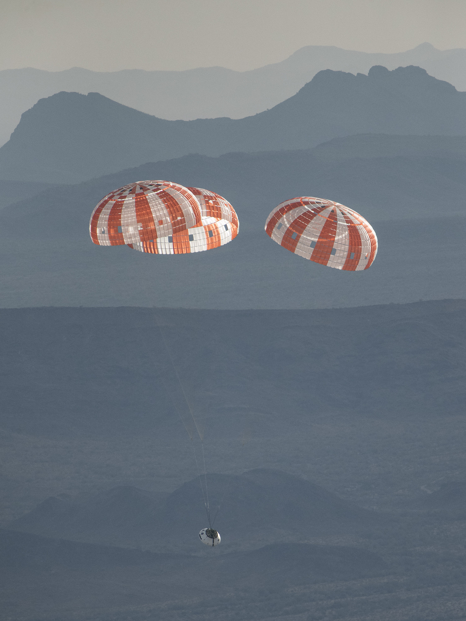 Orion spacecraft&#039;s parachute