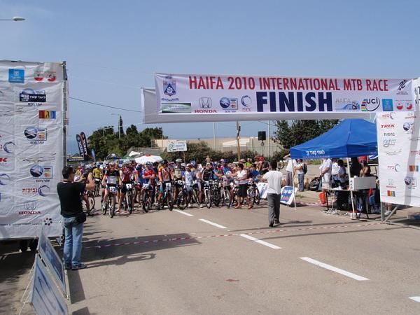 The start of the elite race. With 30 degree temperatures, the tension was electric.