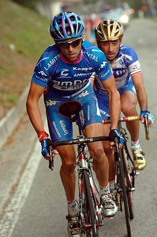 Simoni and Bettini distance Schleck on the Civiglio climb