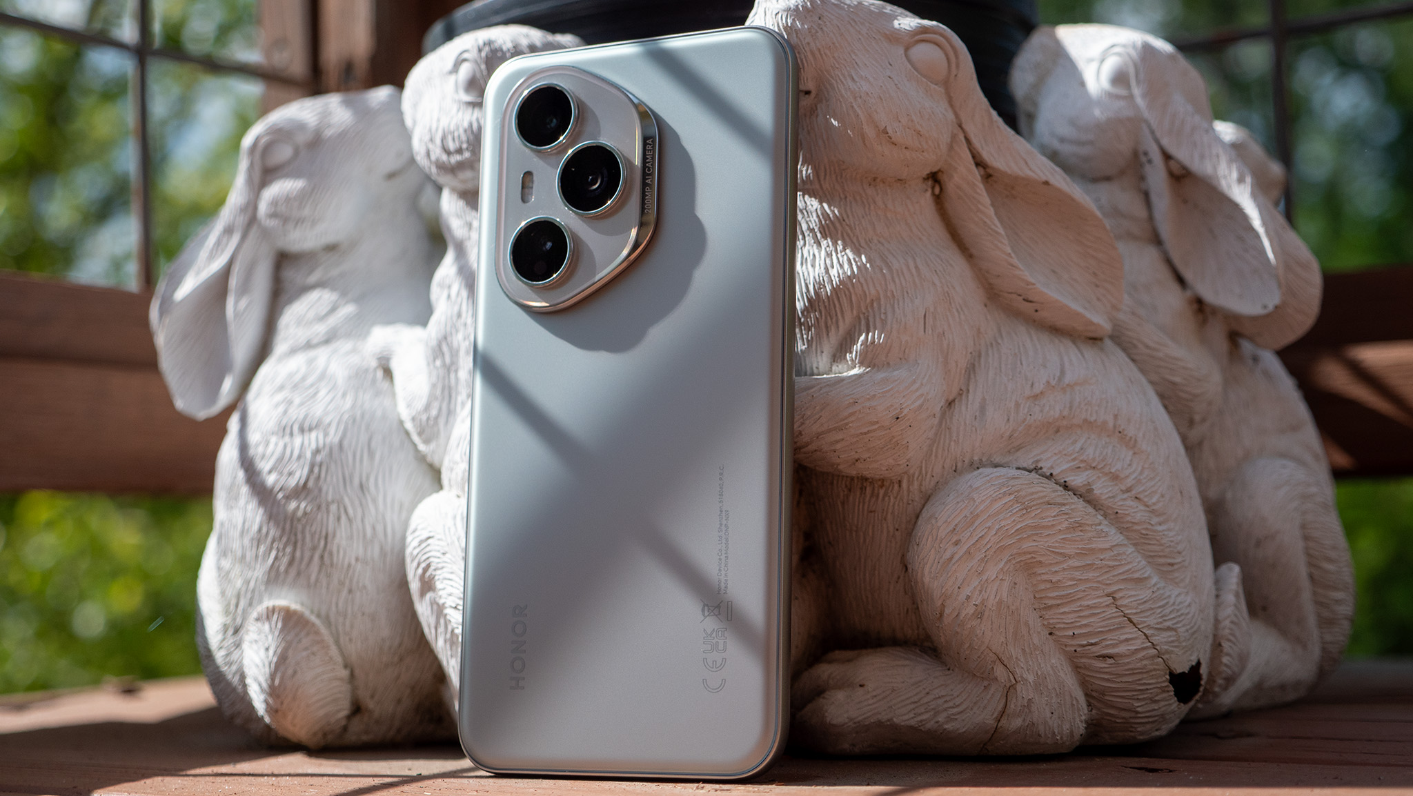 The camera island on the back of the silver Honor 400 Pro