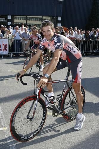 Dario Cioni (Predictor-Lotto) relaxes at the start.