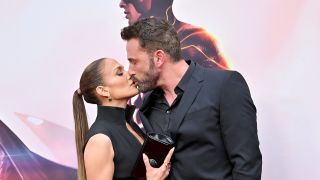 Ben Affleck and JLo kissing on the Flash red carpet