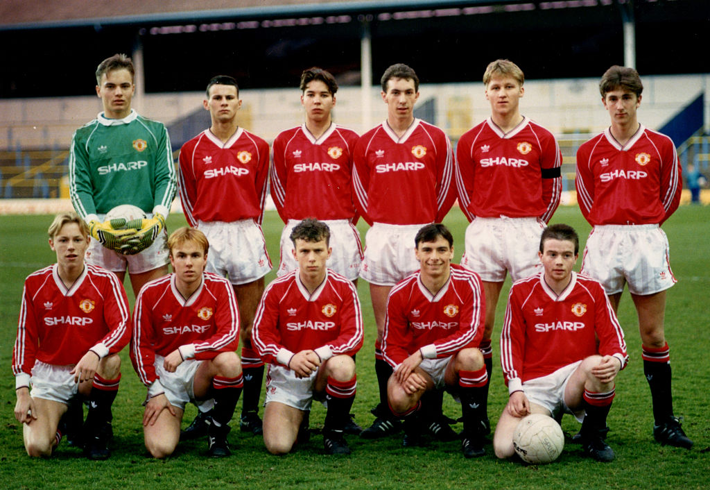 MANCHESTER, ENGLAND - APRIL 01: The Manchester United team (Back row left to right Mark Bosnich, Ryan Giggs, Darren Ferguson, Paul Sixsmith, Jason Lydiate, Sean McAuley Front row left to right Mark Gordon, Craig Lawton, Lee Costa, Alan Tonge, Adrian Doherty) up before the FA Youth Cup semi finall on April 01, 1990 in Manchester, England. (Photo by Manchester United FC/Manchester United via Getty Images)