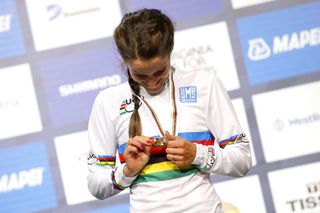 Elizabeth Armitstead (Great Britain) checks its really a gold medal