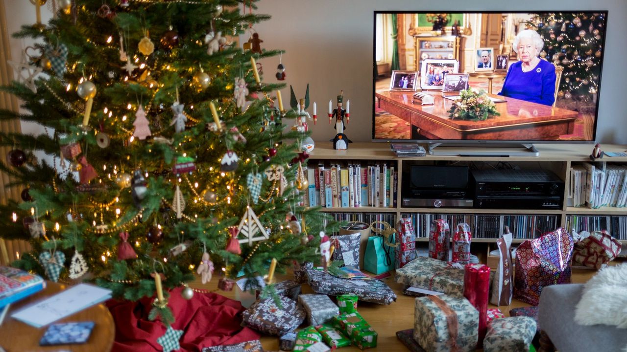 The Queen Christmas speech, The Queen&#039;s Christmas photo snub