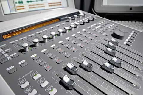 The eight faders are motorised.