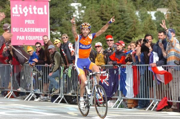 Ten Dam (Rabobank) salutes the Dutch fans on the final climb
