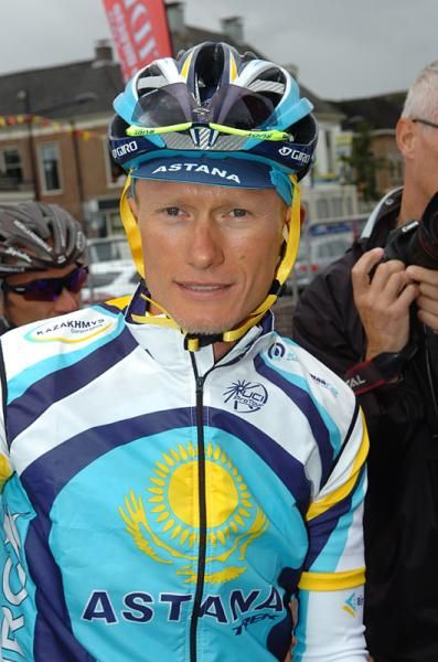 Alexander Vinokourov (Astana) at the start of Vuelta a Espa&ntilde;a stage two in Assen.