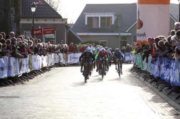 About to take her first major European victory, Chloe Hosking (Specialized - lululemon)