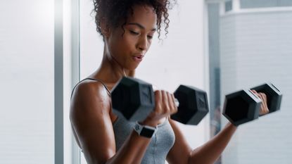 bulking vs cutting: woman doing resistance training