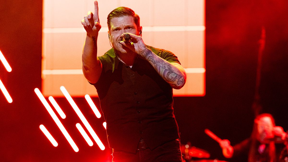Shinedown's Brent Smith jumps into crowd during set to break up fight ...