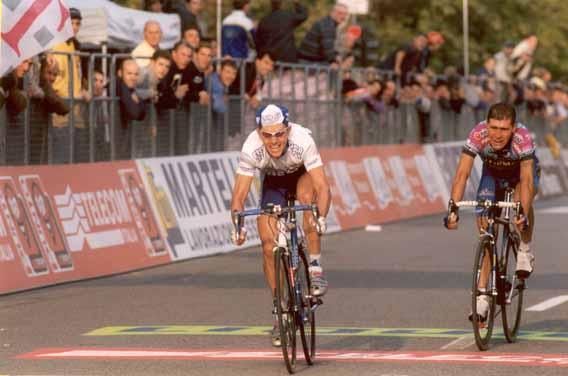 Raimondas Rumsas beats Francesco Casagrande to the 2000 Tour of Lombardy in Bergamo.