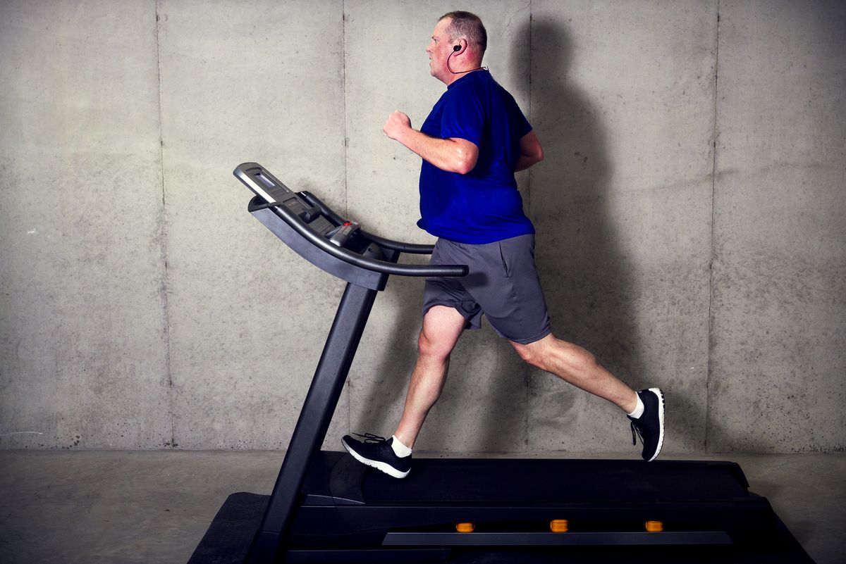 Best exercise for weight loss: Image shows man running on treadmill