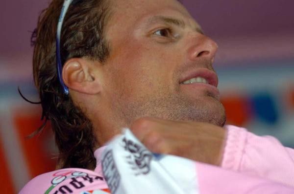 Danilo Di Luca (Liquigas) puts on the Maglia Rosa.