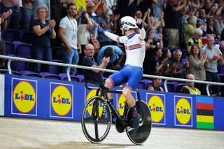 Will Tidball celebrates his scratch race victory at the 2023 World Championships