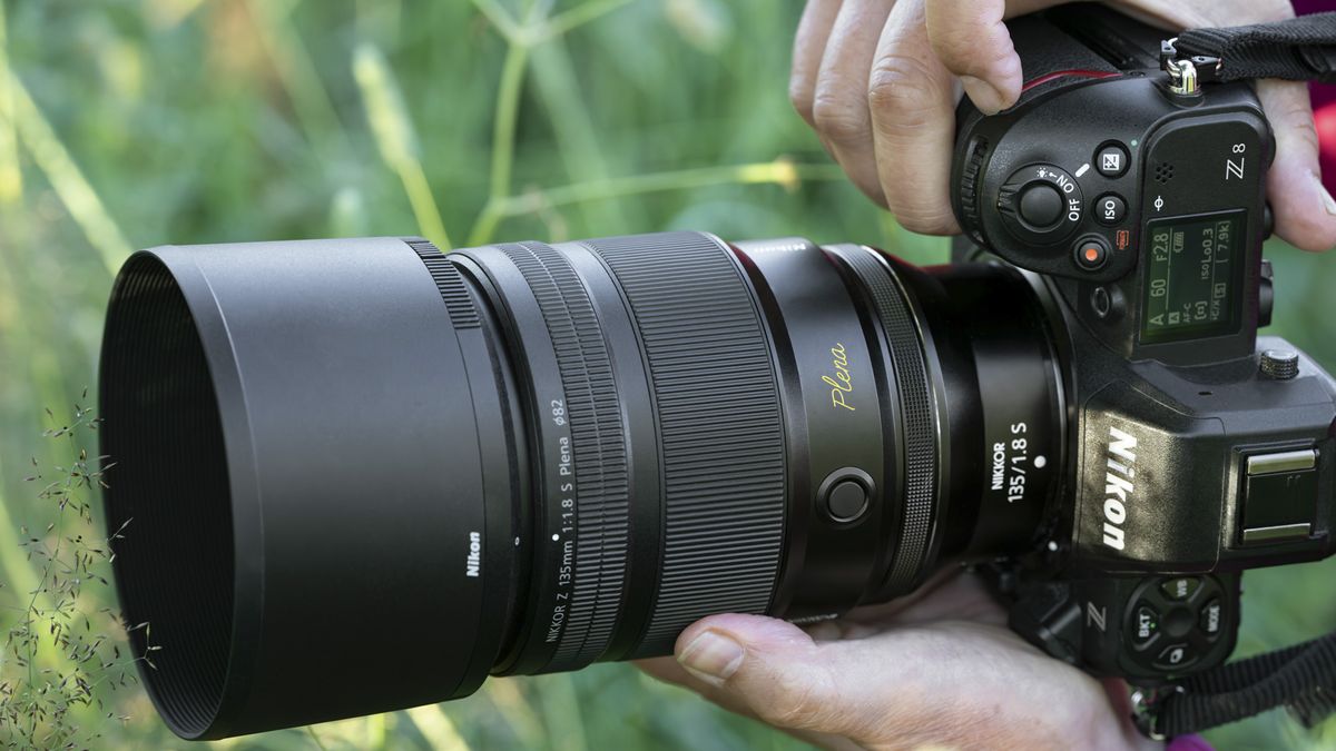Das einmalige Nikon 135-mm-Objektiv „Plena“ verspricht makelloses Bokeh für Porträtfotografen