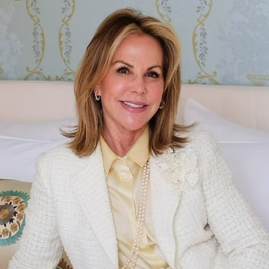 a headshot photo of professional organizer Lisa Jacobs