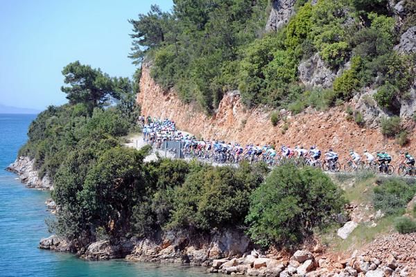 The peloton makes its way from Marmaris to Turgutreis during stage 5 at the Tour of Turkey