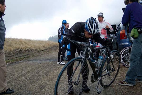 Leipheimer adjusts his Trek, making sure it fits perfectly before the season begins.