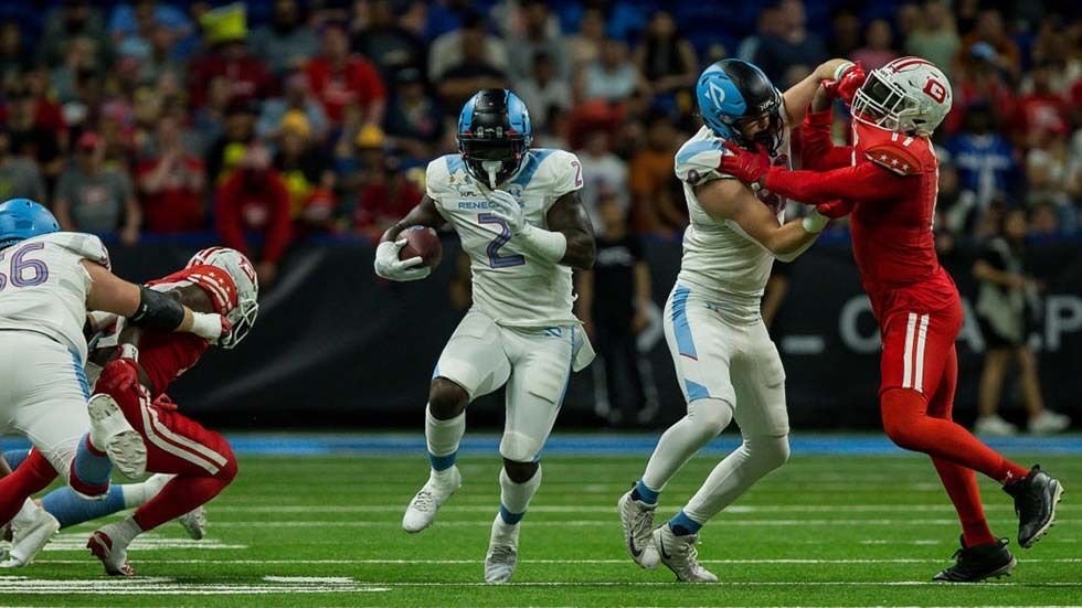 Arlington Renegades running back De&#039;Veon Smith (2) runs during the inaugural XFL Championship between the D.C. Defenders and the Arlington Renegades at the Alamodome on May 13, 2023 