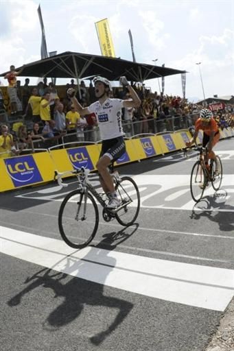 Andy Schleck (Saxo Bank) bests Samuel Sanchez (Euskaltel-Euskadi) for the stage win in Morzine-Avoriaz