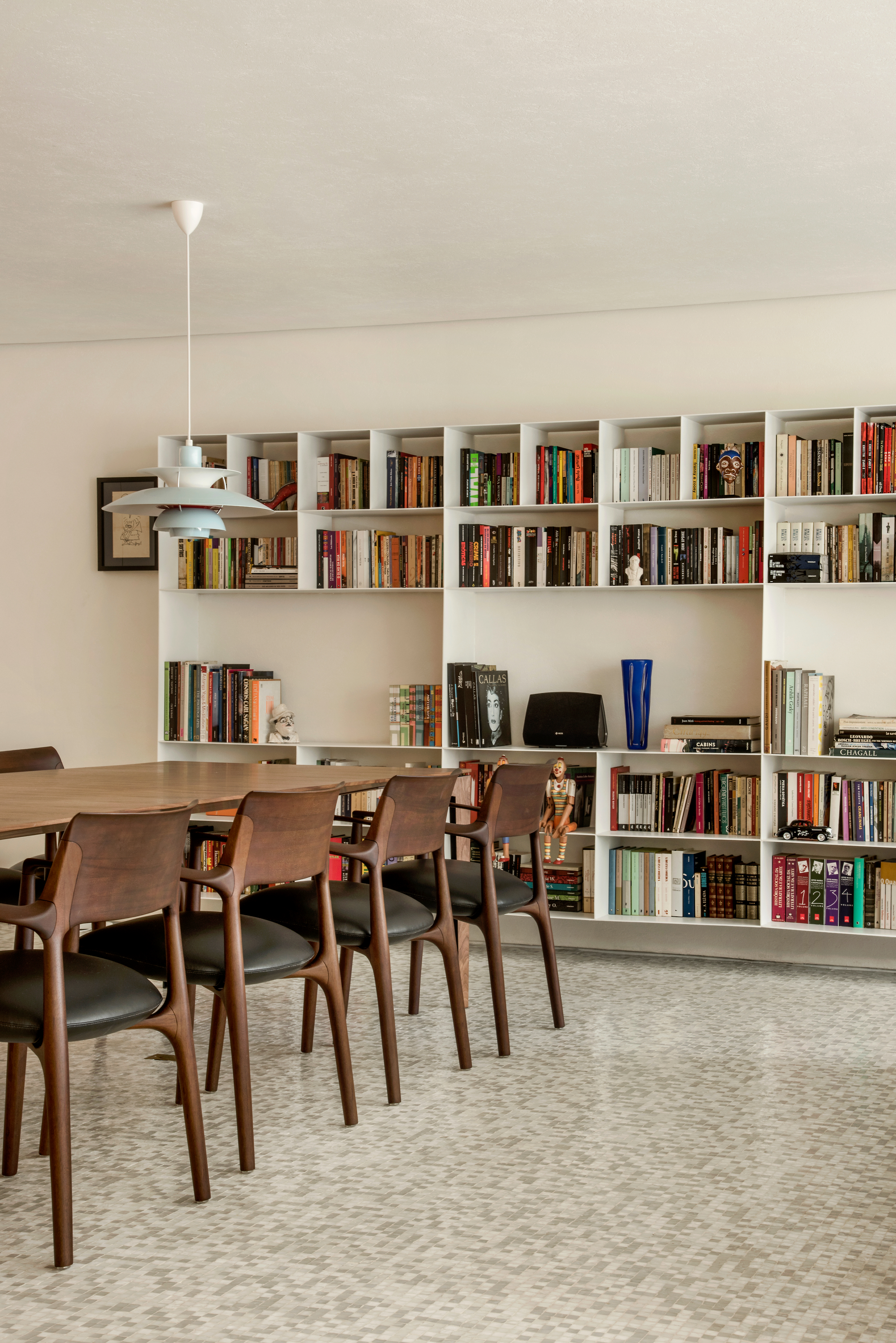 Saito Arquitetos updates apartment in modernist São Paulo building