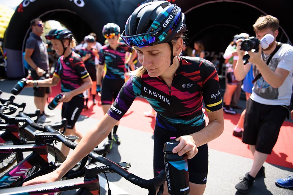 Alena Amialiusik (CANYON//SRAM) tops up her bottles head of Giro Rosa 2016 - Stage 4