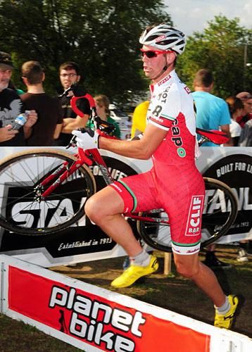 Troy Wells (Clif Bar) running the barriers.