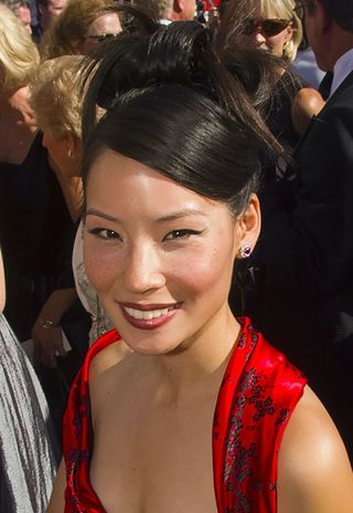 Lucy Liu arrives at the 52nd Emmy Awards Show at the Shrine Auditorium, September 12, 1999 in Los Angeles, California