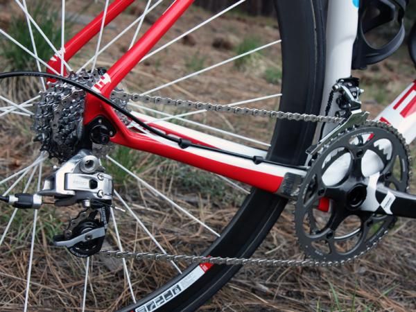 The rear derailleur housing runs atop the oversized chain stay on Jeremy Powers' (Jelly Belly p/b Kenda) Focus Izalco Pro.