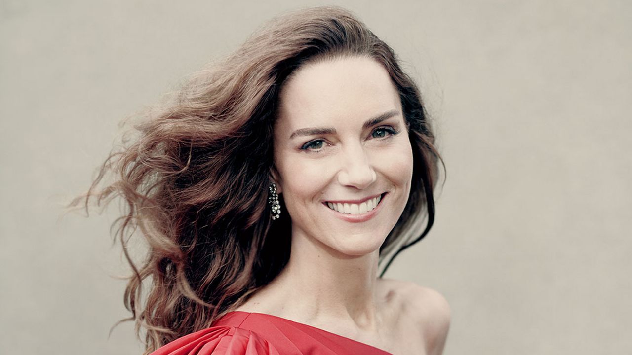 Kate Middleton&#039;s 40th birthday portrait wearing red dress - how to get wavy hair