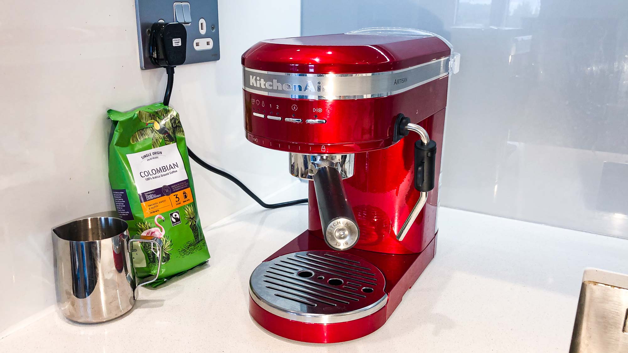 Mutfak tezgahında KitchenAid Artisan Espresso Makinesi