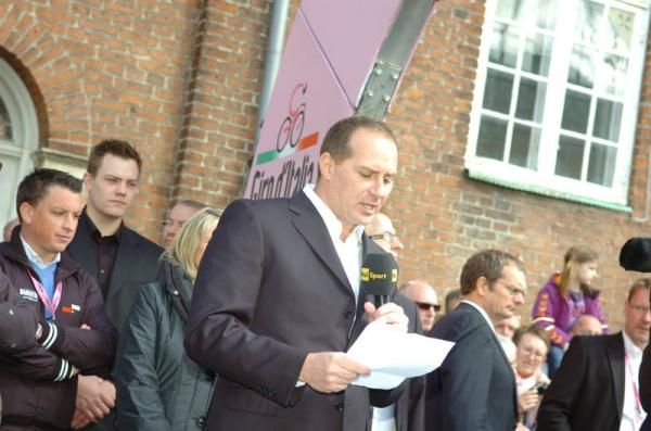 Michele Acquarone reads a tribute to the late Wouter Weylandt