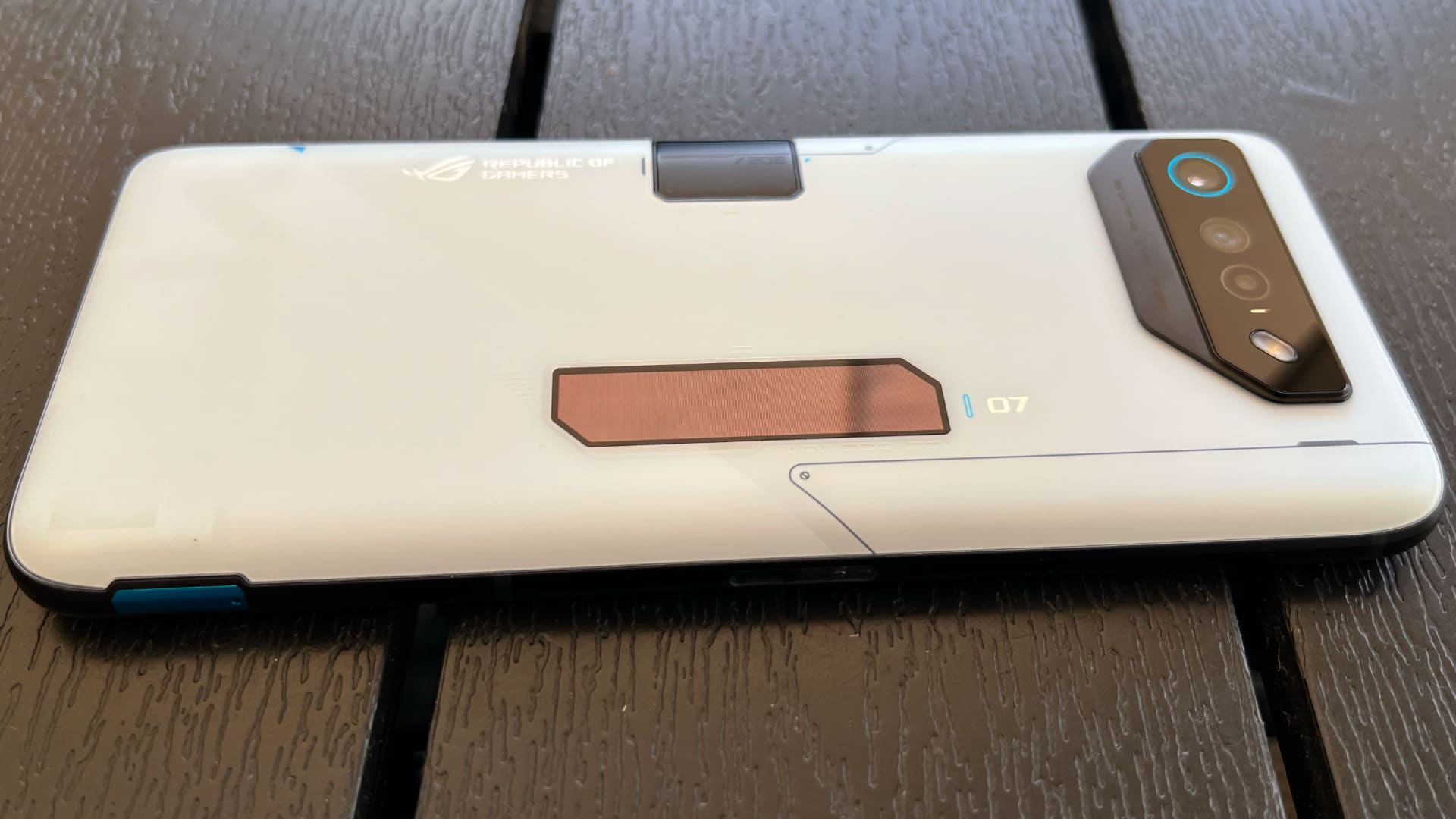Asus Rog phone 7 och Aerocooler 7 på svart bord