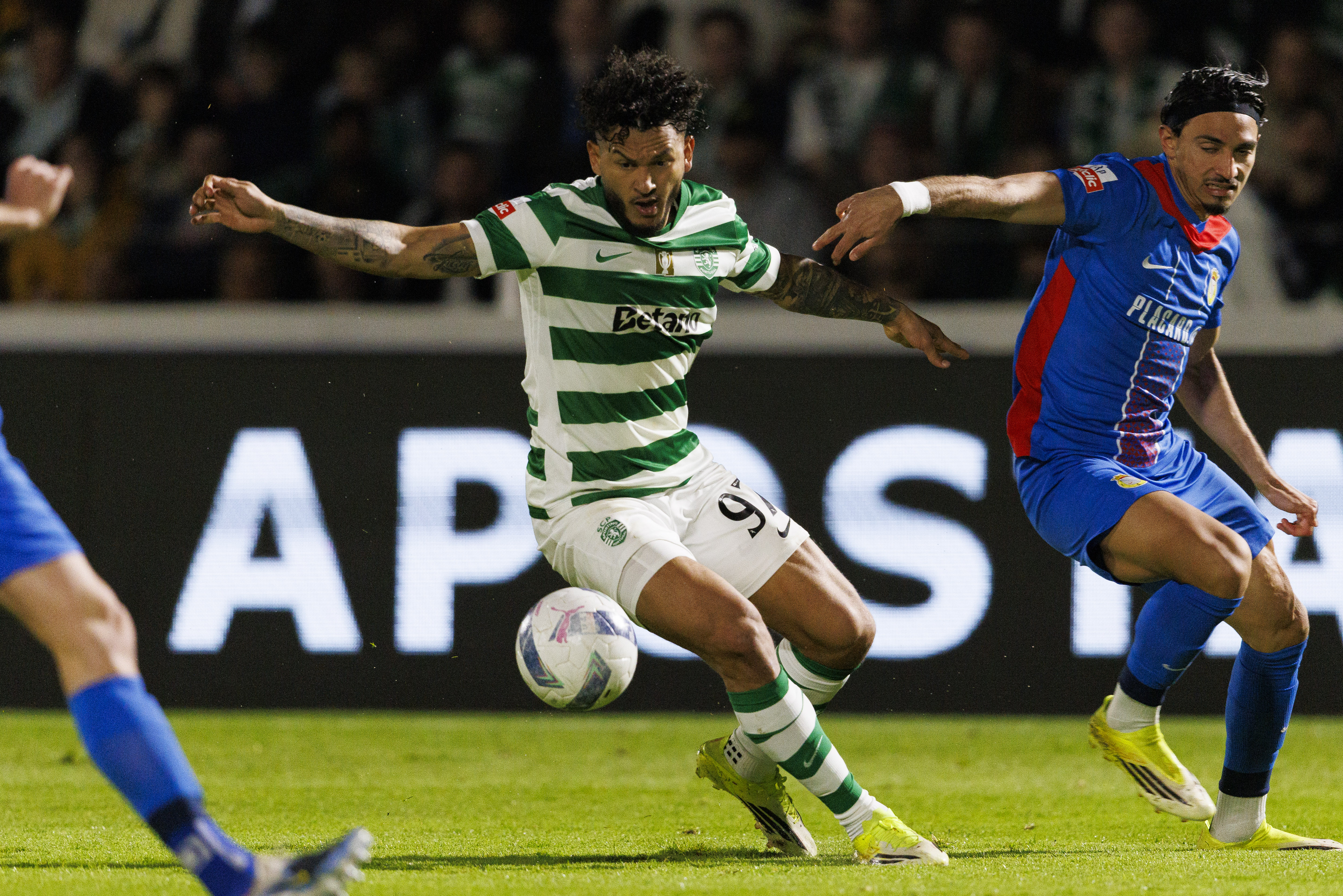 ALVERCA DO RIBATEJO, PORTUGAL - MARCH 22: Luis Su&amp;aacute;rez of Sporting CP (L) in action during the Primeira Liga match between FC Alverca and Sporting CP at Est&amp;aacute;dio Complexo Desportivo de Alverca on March 22, 2026 in Alverca do Ribatejo, Portugal. (Photo by Maciej Rogowski/Eurasia Sport Images/Getty Images)