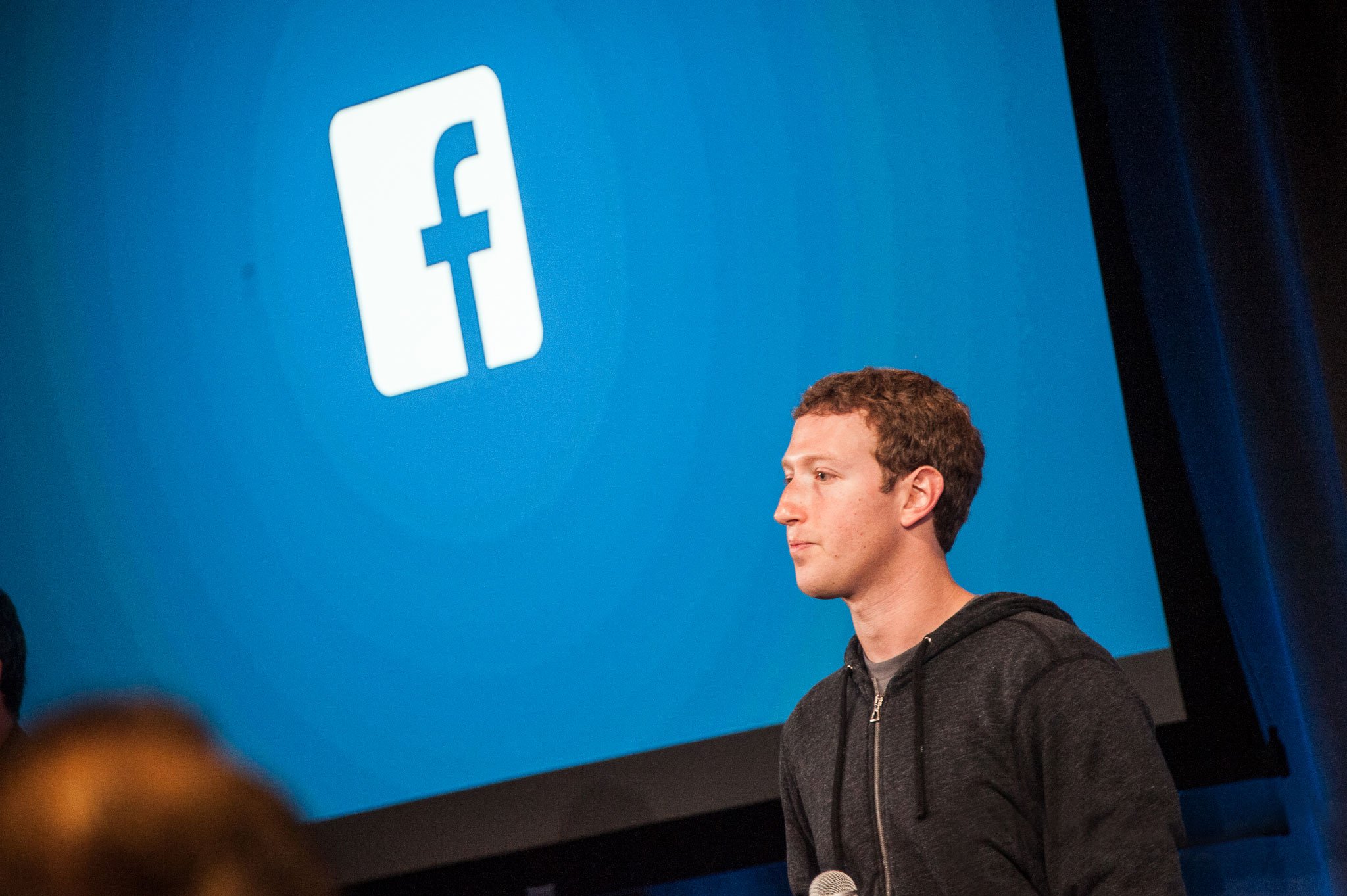Mark Zuckerberg vor dem Facebook-Logo