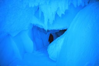 glacier-cave-mcmurdo-101005-02