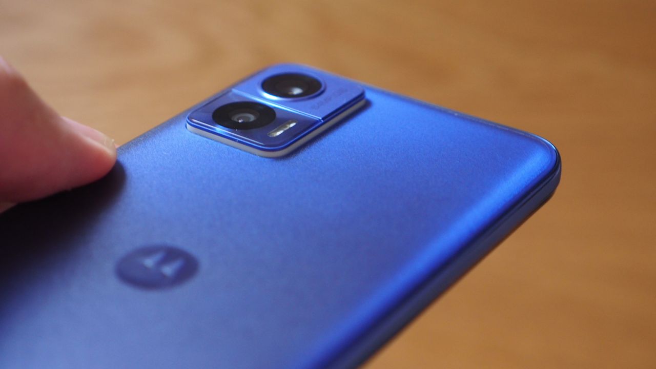 Moto Edge Neo in Peri Peri Pantone finish