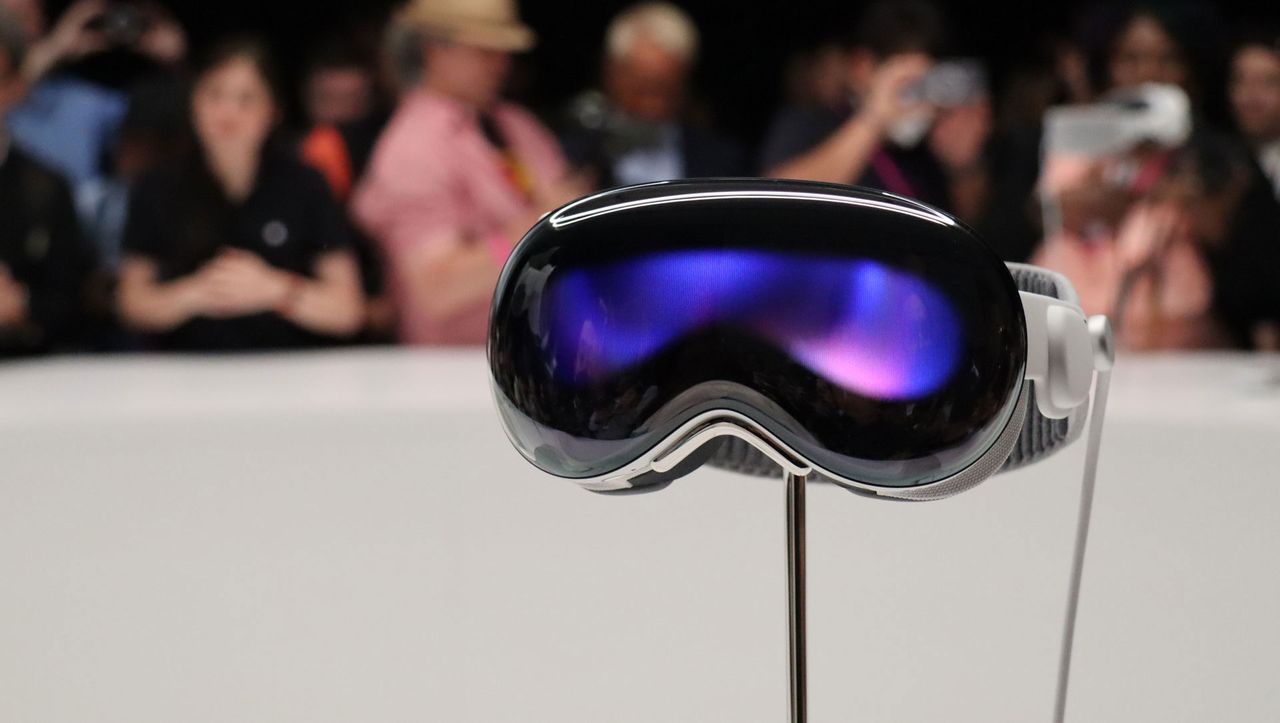 Apple has reportedly abandoned the Vision Pro 2 to make smart glasses, but I'm worried they'll repeat the same mistakes
