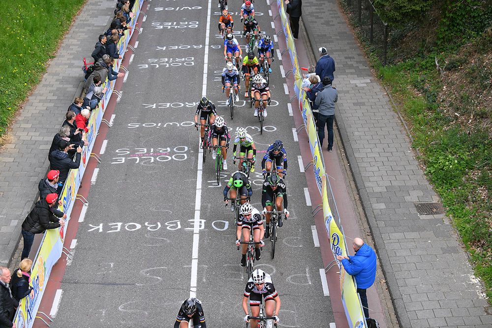 The peloton at the 2017 women's Amstel Gold Race