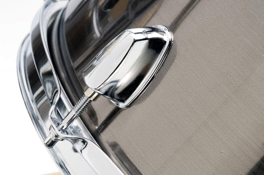 The lugs are small, bullet-shaped examples that are attached to the shells with single bolts