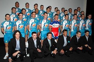 The Bouygues Telecom team is presented in all its glory, with French champion Thomas Voeckler in the middle